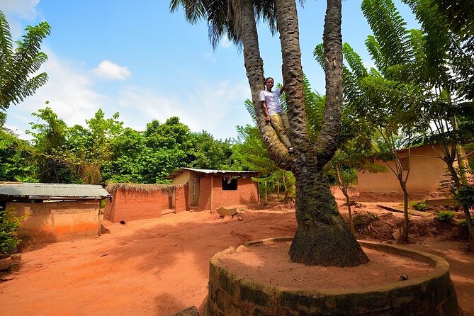 A Tour to Boti Falls - Hiking toward Umbrella Rock