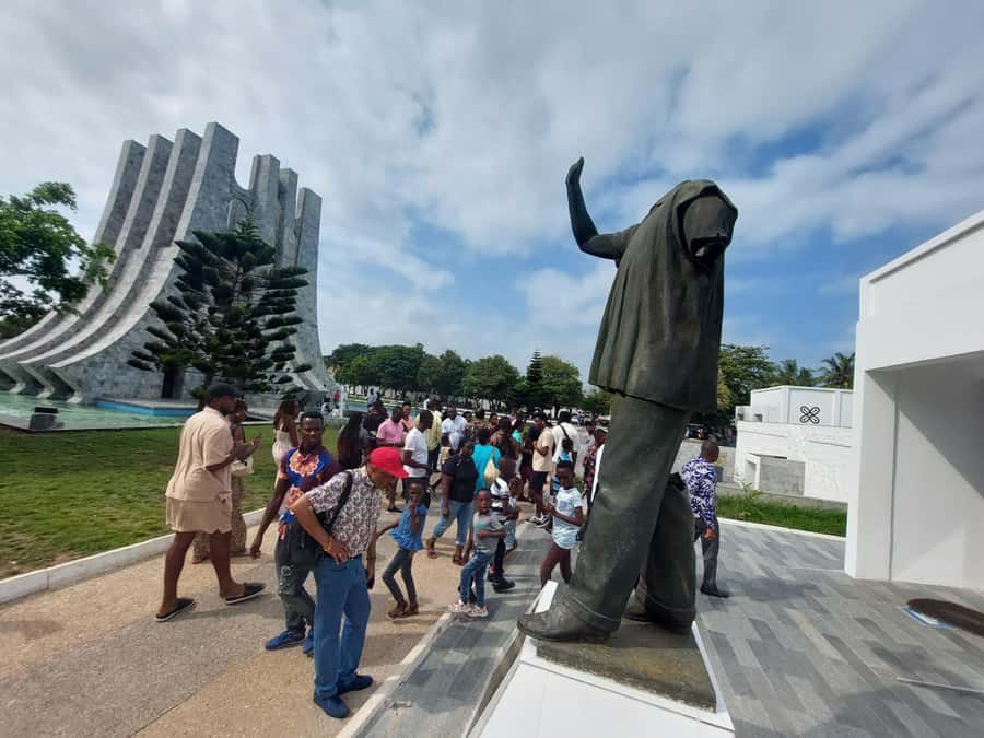 Full-Day Accra City Tour - Reading the city at Makola Market